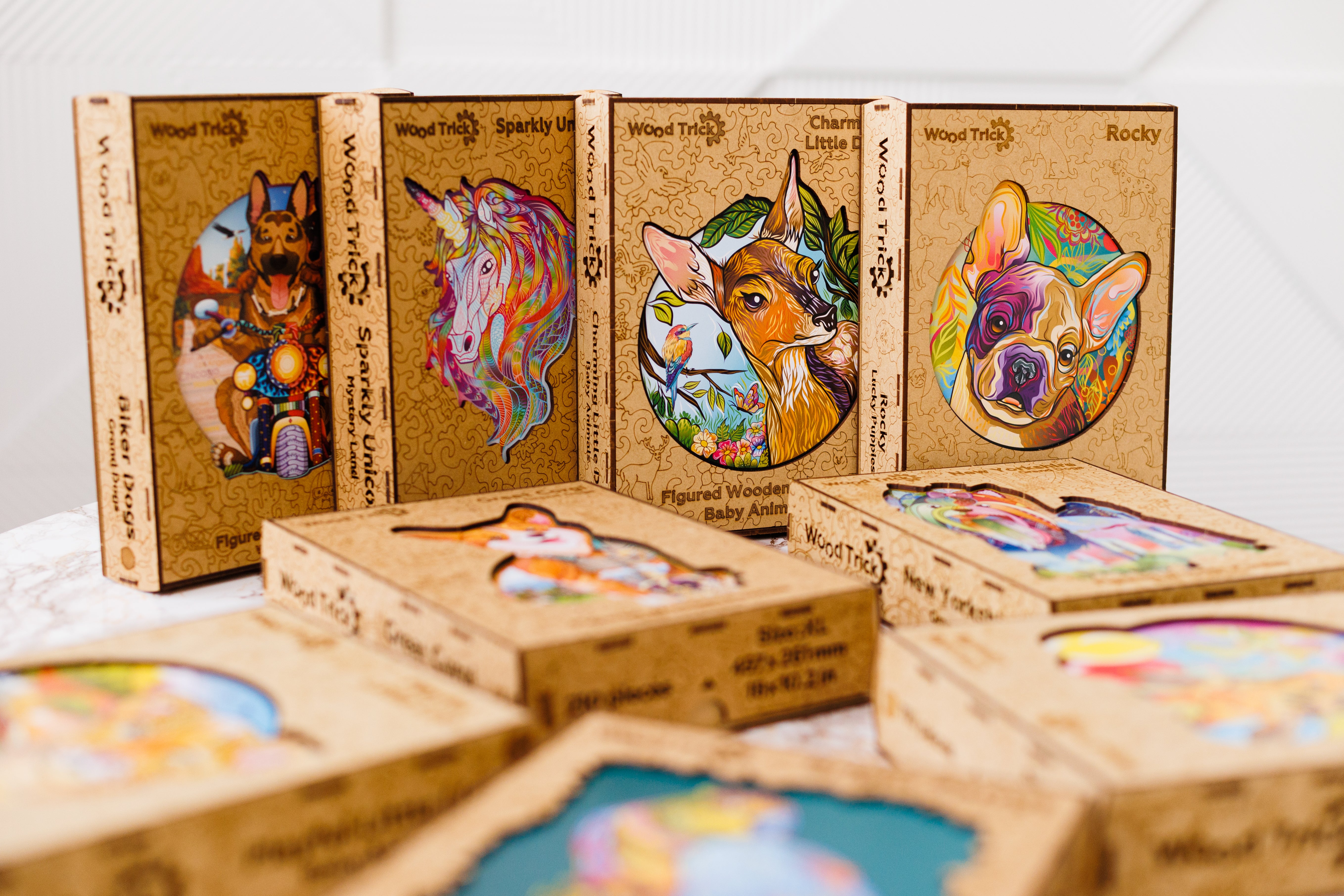 Пара збирає пазл WoodTrick